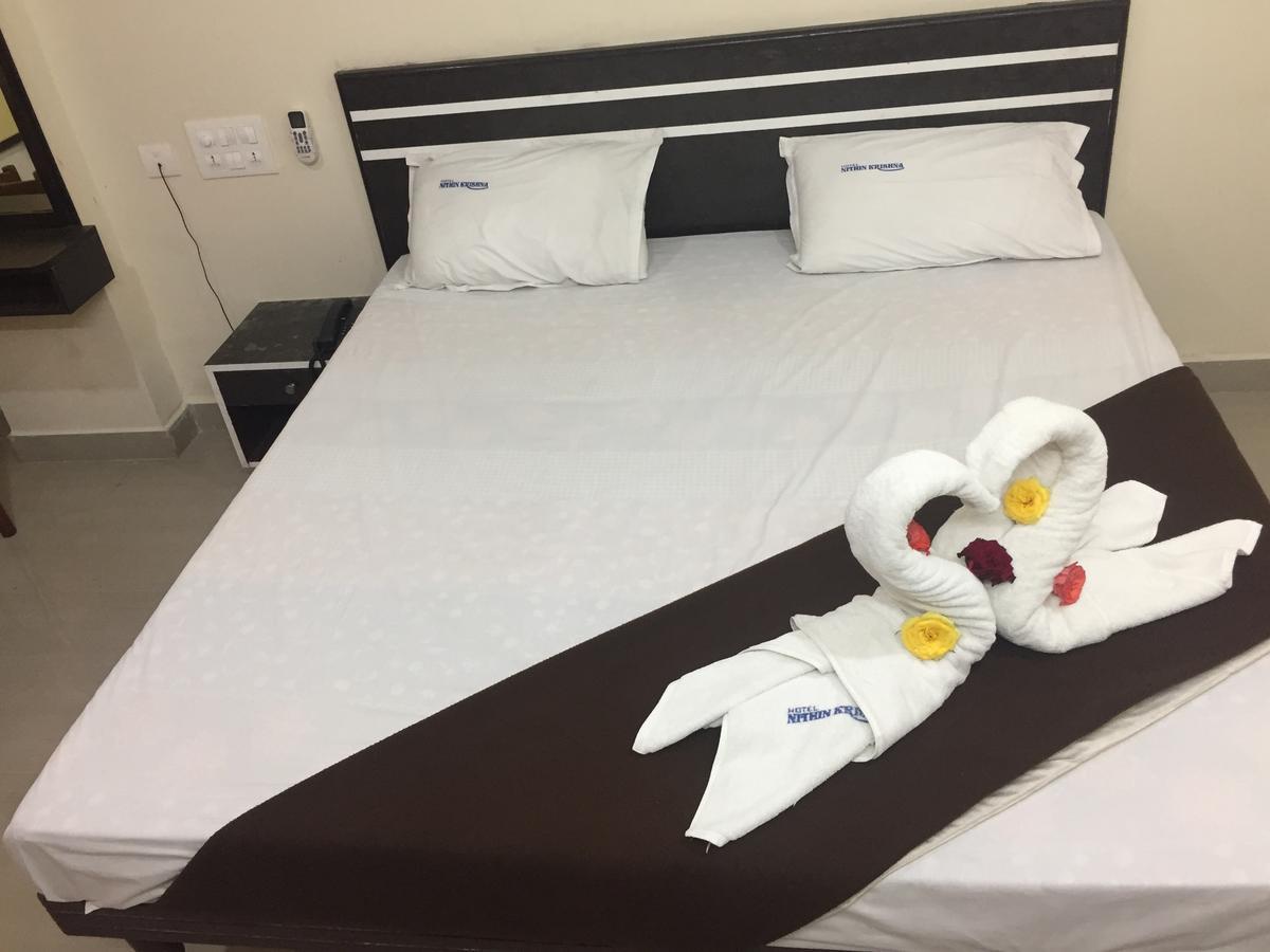 Hotel Nithin Krishna Tirupati Exteriör bild