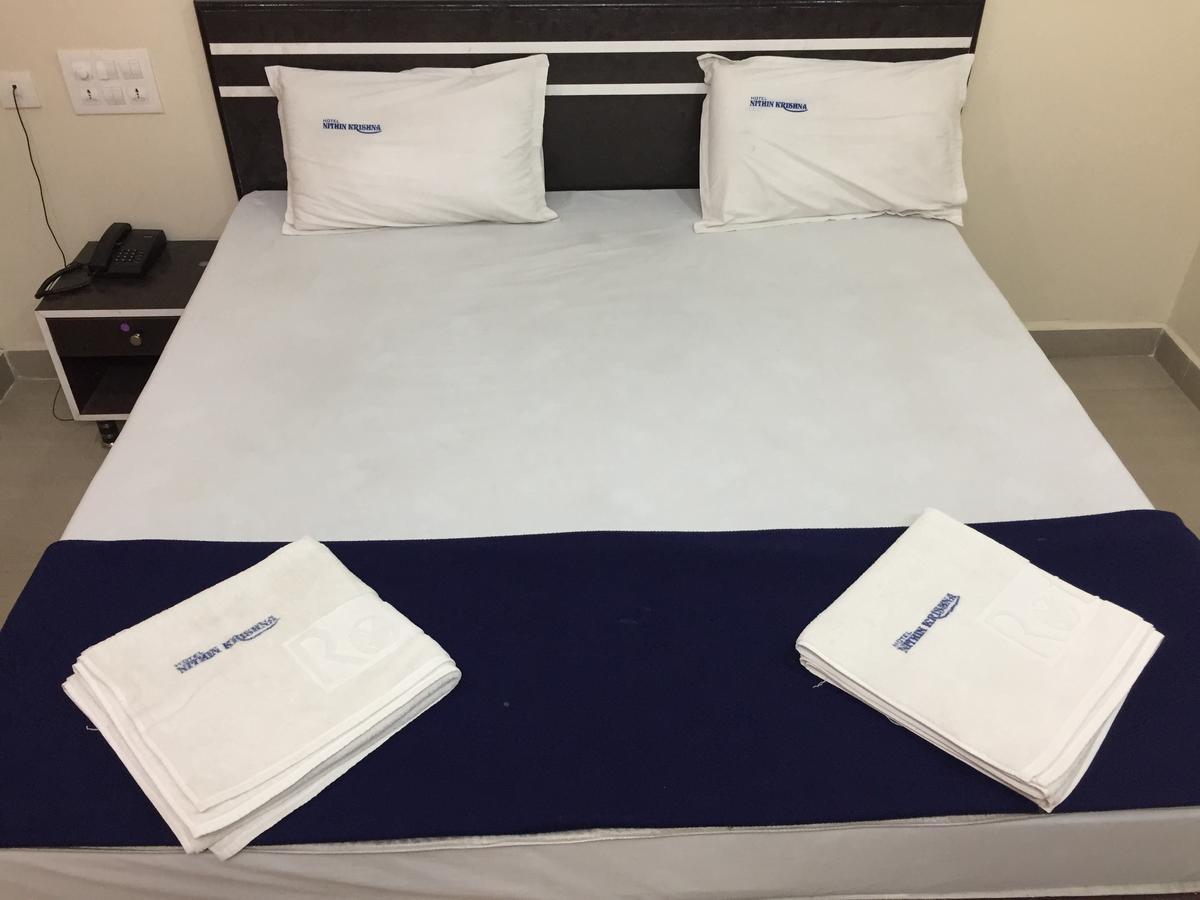 Hotel Nithin Krishna Tirupati Exteriör bild